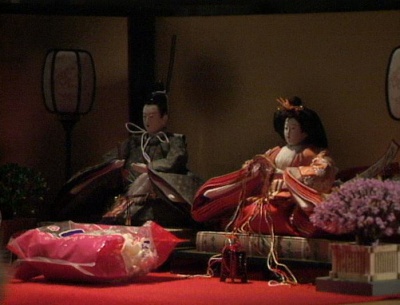 渡鬼第1シリーズ第21回。愛の勉強机に飾られた雛人形2-2